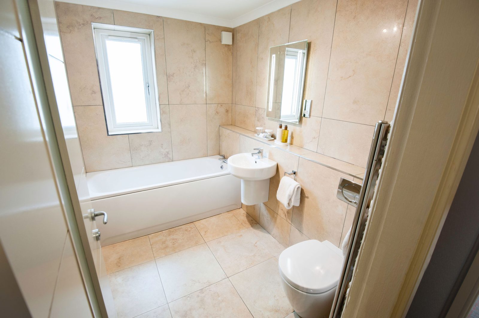 courtyard-bathroom